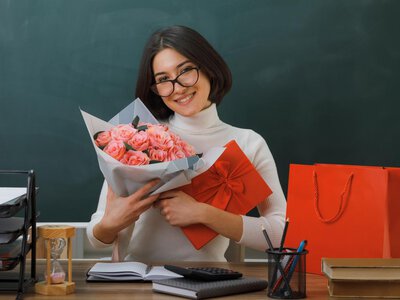 Що подарувати вчительці на останній дзвоник: 5 найкращих ідей