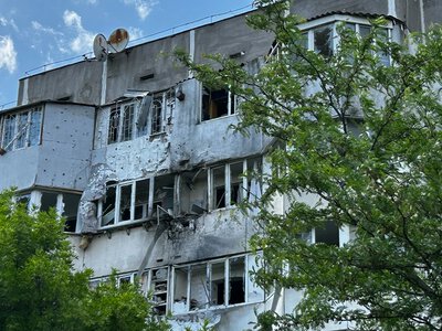  У Херсоні російський безпілотник вдарив по багатоповерхівці 