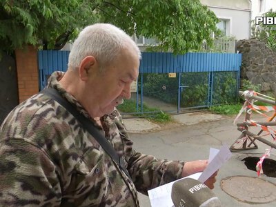 Яма є, відповідального немає: на Драй-Хмари у Рівному два місяці чекають ремонту (ВІДЕО)