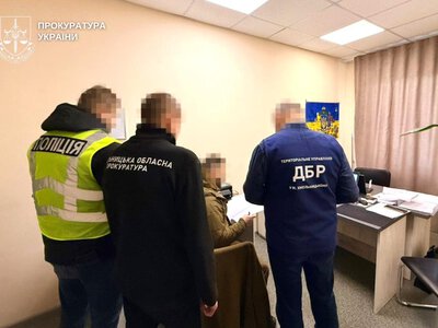 На Хмельниччині судитимуть колишнього слідчого поліції, який привласнив 2,5 млн грн, вилучених під час обшуку