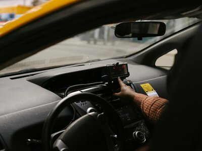 Uklon тестує дистанційне керування авто в Україні: це може стати кроком до роботаксі