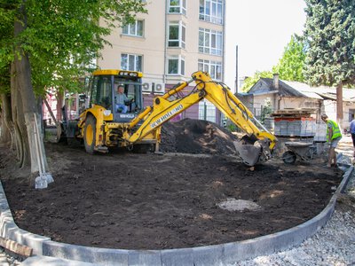 У центрі Франківська облаштовують новий сквер на місці храму московського патріархату