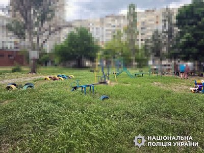 Мати з доньками поранені, батько загинув. Росія вдарила по дитячому майданчику в Херсоні, постраждала ціла родина