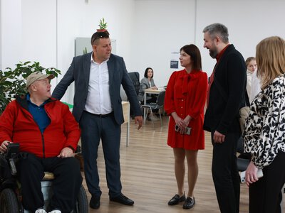 Представники Хмельницької ОВА перевірили умови безбар’єрного доступу ЦНАПів у двох громадах