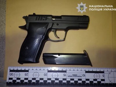 У Дніпровському районі Києва чоловік відкрив стрілянину у дворі багатоповерхівки
