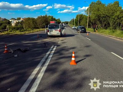 Потрійна ДТП у Рівному: після зіткнення Mercedes вилетів на зустрічну смугу