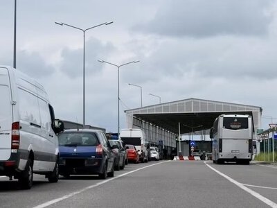 Черги з сотень автівок зібралися на кордоні з Польщею