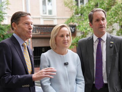 Посольство США у Києві заявило, що продовжує роботу і заперечило повідомлення про інше