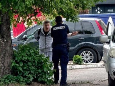 Озброєний напад на патруль у Житомирі: чоловік із ножем погрожував поліцейському та намагався втекти