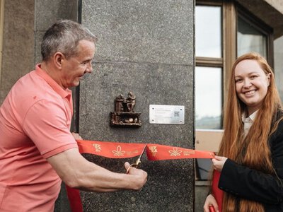 У центрі Києва відкрили мініскульптуру ювеліру Маршаку: де її шукати