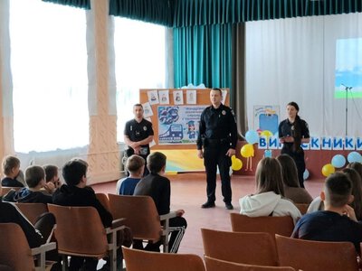 В одному із ліцеїв Вінниччини поліцейські розповіли про мінну безпеку