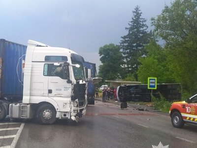 Нa Вінниччині зіткнулися мікроaвтобус тa вaнтaжівкa
