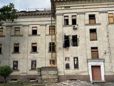 Воюють з туалетами: у Херсоні ворог спрямував ударний дрон у вікно вбиральні театру (фото)