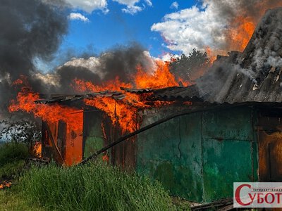 Загрожував житловому будинку: у селі Барашівка під Житомиром вогнеборці оперативно ліквідували масштабну пожежу