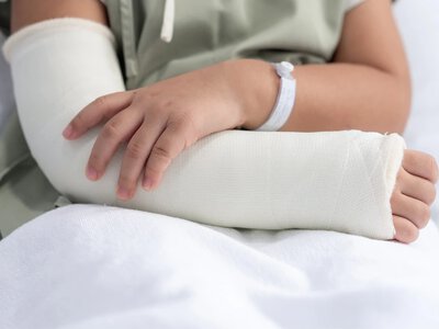 До лікарні у Херсоні доставили поранених матір та дитину 