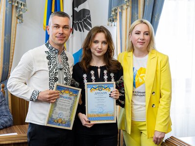 Голова ОДА відзначила франківську студентку — переможницю конкурсу Малої академії наук