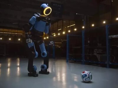 Футбольний бунт роботів: Atlas навчився обігравати людей та імітувати емоції
