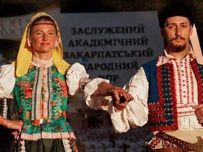 На центральній площі Мукачева презентують традиційний одяг народів Закарпаття (ФОТО)