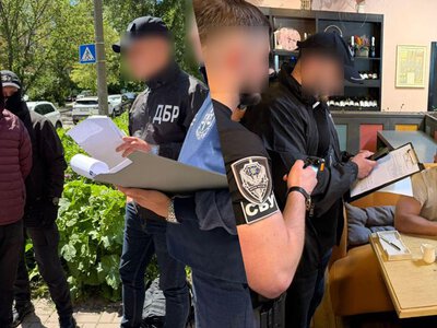 Вимагали хабарі у десятки тисяч доларів: СБУ, ОГП та ДБР на гарячому зловили 2 посадовців БЕБ