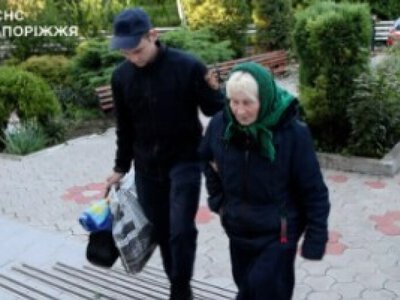 Офіцери-рятувальники ДСНС Запоріжжя евакуювали літню жінку з прифронтової громади