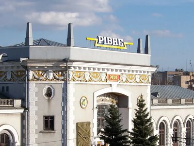У центрі Рівного білий лімузин потрапив у ДТП біля парку (ФОТО) 