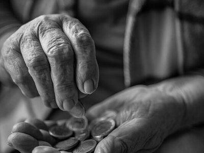 Пенсіонерам готують різке підвищення: мінімалка може зрости майже вдвічі