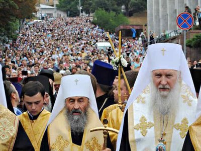 Країна стікає кров’ю, а українці продовжують цілувати руки московським попам