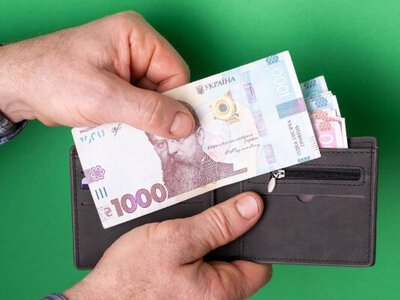 Деяким українцям держава помилково виплатила 1500 гривень: як повертатимуть гроші 
