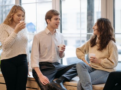 «М’яке спілкування» набирає популярності: що таке soft socializing і чому люди відмовляються від галасливих зустрічей
