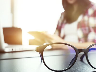 7 звичок, що непомітно руйнують зір після 40: лікарі попереджають