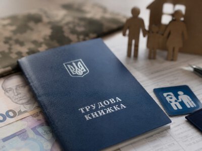 Які сюрпризи чекають на українців у червні: трудові книжки, виплати ВПО та бронювання