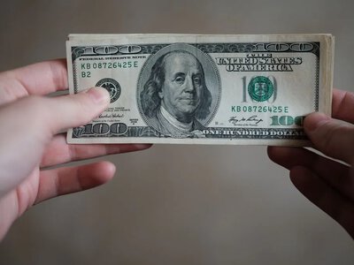 Курс валют 1 червня: скільки коштують долар, євро і злотий