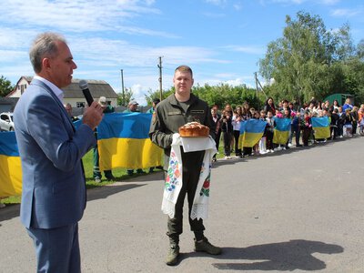 На Полтавщині зустріли звільненого з російського полону нацгвардійця