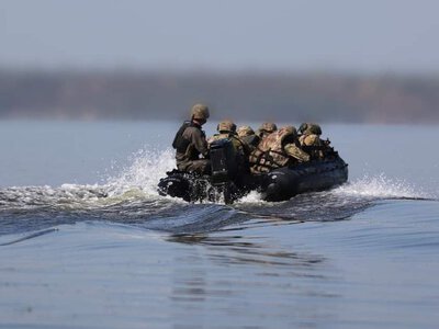 «Снікерси» та воду скидали з дронів: військовий поділився спогадами про операцію в Кринках на Херсонщині