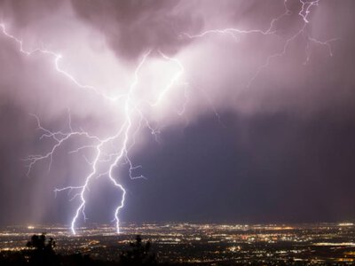 Як вберегти техніку під час грози – 5 груп приладів, які варто негайно вимкнути з розетки (Відео)
