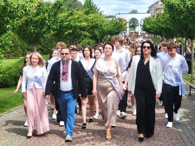 У Ковелі 438 випускників закружляли у традиційному шкільному вальсі