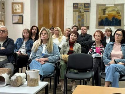 Сюжет про Адама і Єву: у Рівненському музеї презентували унікальні кахлі з палацу князів