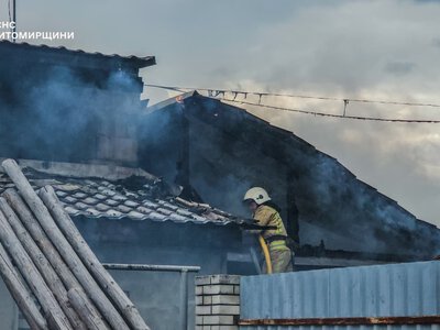 У Житомирі 16 вогнеборців ліквідували пожежу у приватному секторі