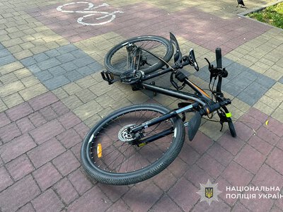  У Тернополі в “Сопільче” водій на електросамокаті збив дитину на велосипеді: розшук 