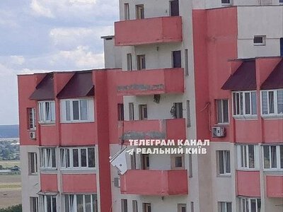 Дрон влучив по житловому будинку під Києвом (фото)