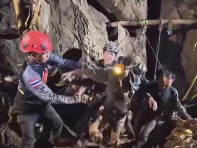 У Лаосі врятували першого із п'яти людей, заблокованих у затопленій печері