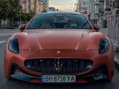 Блискавка з тризубом: у Києві помітили спортивний електрокар з Італії на 760 сил (ФОТО)