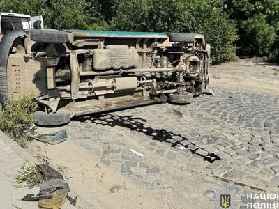 Смертельна аварія в Ужгороді: по вулиці Гранітній перекинувся мікроавтобус (ФОТО)