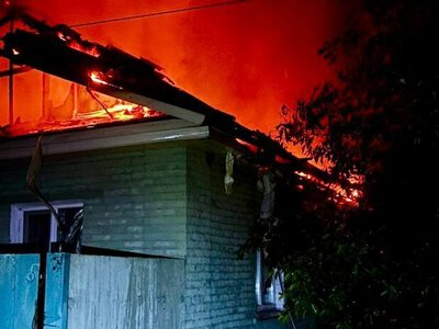 Згорів дах, вибиті вікна, пошкоджені фасади будинків: наслідки ворожих атак міста на Чернігівщині (Фото)
