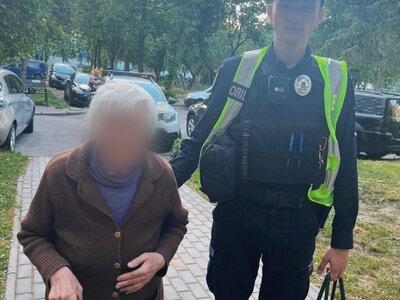 Поліцейські доставили розгублену лучанку додому