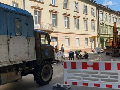 У Львові на вулиці Стефаника ліквідовують витік води: рух транспорту перекрили