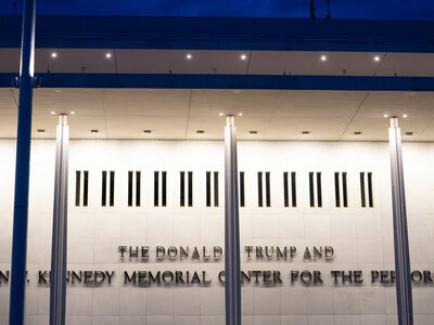 Суд у США наказав прибрати ім’я Трампа з Центру Кеннеді. Президент зауважив, що суддю призначив Обама