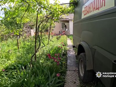 «Будинки навколо зруйновані, сусіда вбило»: під вибухи КАБів із Запорізької області евакуювали літнє подружжя