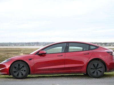 Не через падіння попиту: у Tesla назвали справжню причину зняття двох моделей