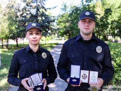 Ризикували власним життям заради порятунку: запорізьких поліцейських нагородили за героїзм
